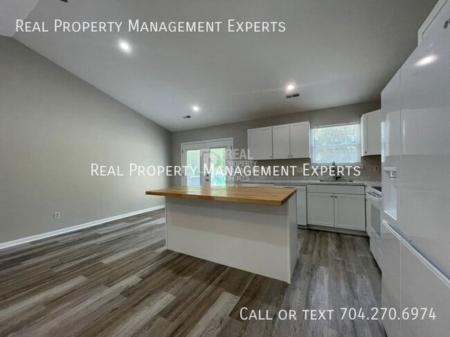 Foto del edificio - 3220 Braewick Pl