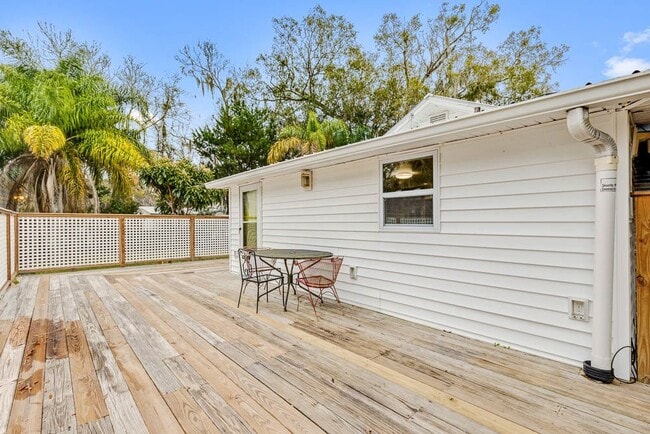 Building Photo - Charming 1-Bedroom Duplex in Historic St. ...