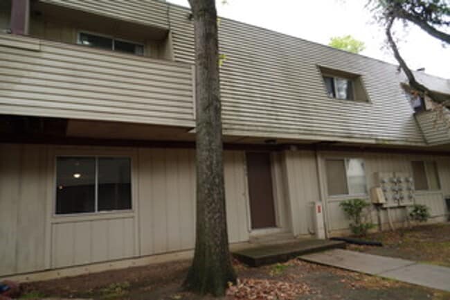 Building Photo - Wonderful 1-bedroom, 1.5-bath loft style c...