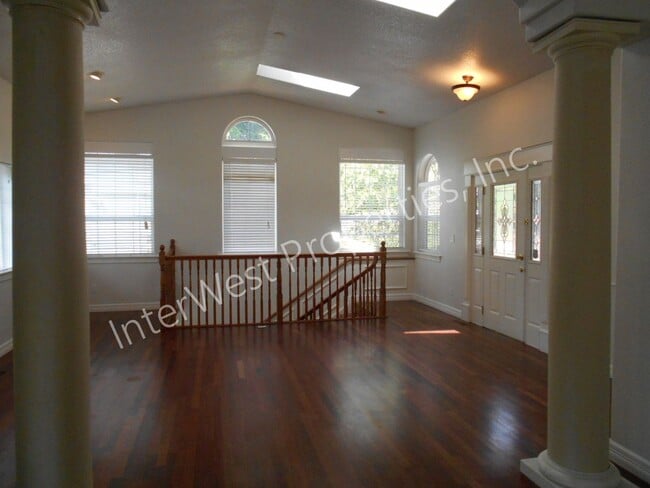Building Photo - Large 3 Bed+ Bonus Room SW Pdx Home, Natur...