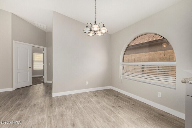 Building Photo - 911 E Lovegrass Dr