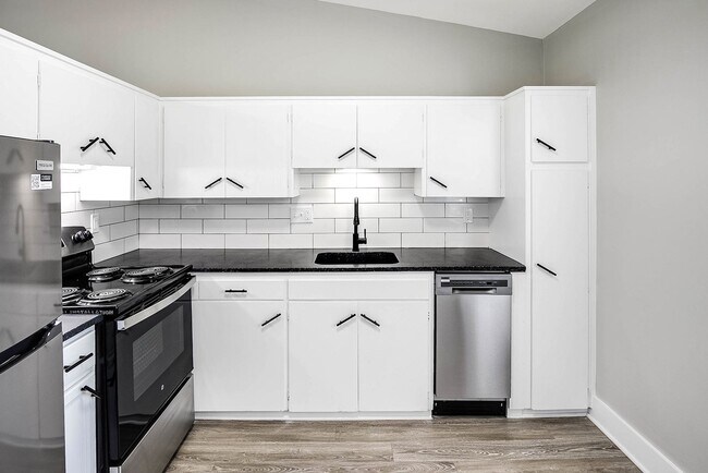 Foto del edificio - Top-Floor 2-Bedroom Apartment with Vaulted Ceilings!