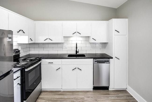 Building Photo - Top-Floor 2-Bedroom Apartment with Vaulted Ceilings!