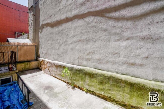 Foto del edificio - 4 bedroom in Brooklyn NY 11207