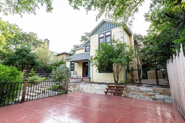 Foto del edificio - Charming 3 Bed / 2.5 Bath Two-Story Home!