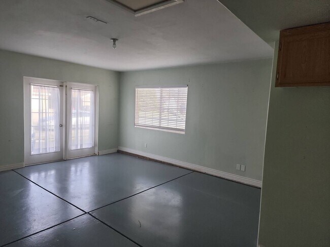 Building Photo - 4 bed Single Family Home Close to Iron Spr...
