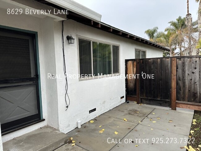 Building Photo - Well Kept 2 Bed, 1.5 Bath Duplex in great ...