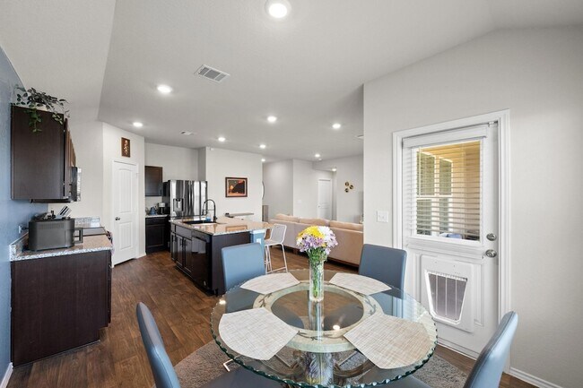Foto del edificio - 15108 Siberian Elm Ln