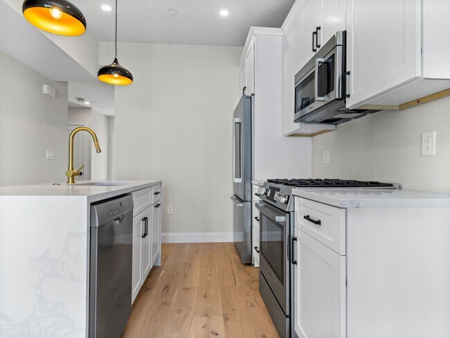 Foto del edificio - 4 Bed / 2 Bath in South Boston | In-Unit Laundry | 9/1