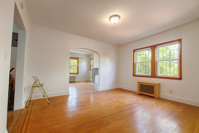 Building Photo - 6263 Ellwell Cres