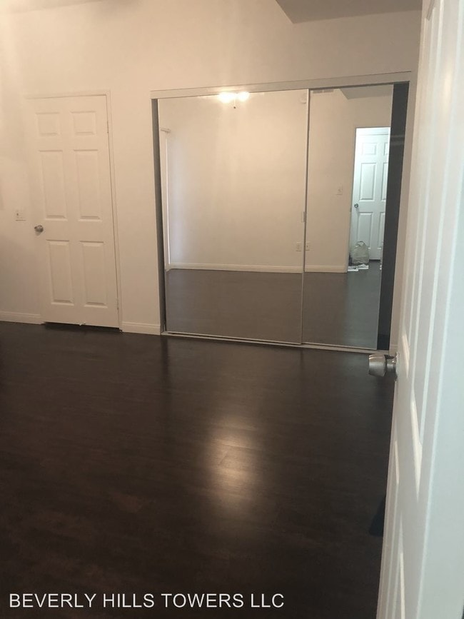 Building Photo - 125 N Doheny Dr