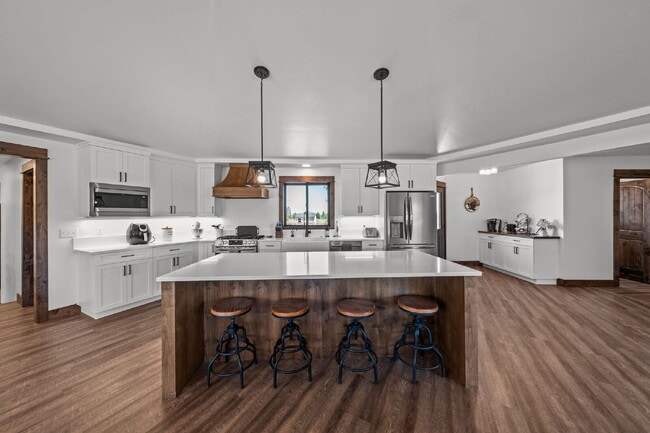 Building Photo - Luxury Home for Rent – Expansive Acreage, ...