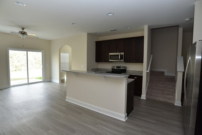 Foto del edificio - Richmond Hill- 3Br, 2 1/2 Bath Townhome