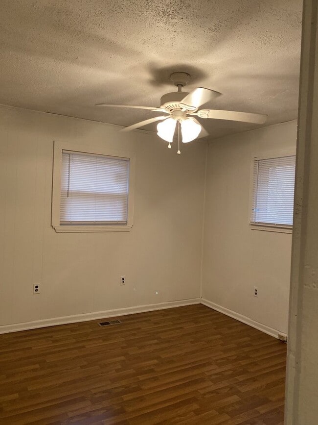 Building Photo - Charming 3 Bedroom Home Minutes from Northshore & Red Bank!