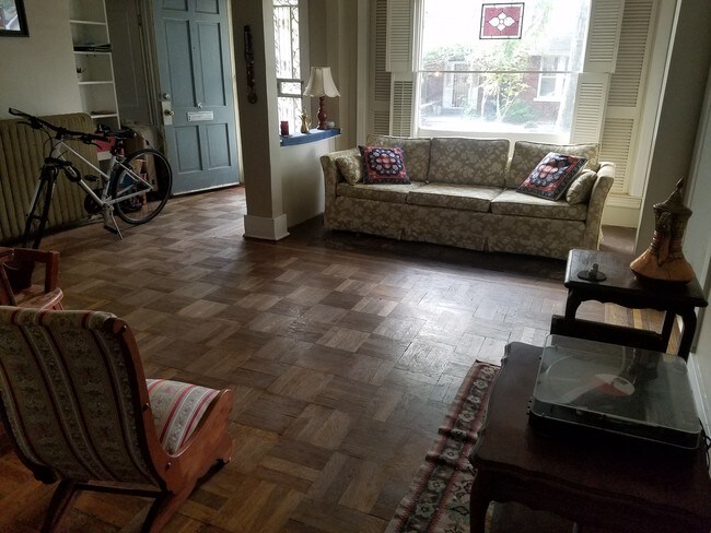 Sala de estar - 682 N Barksdale St