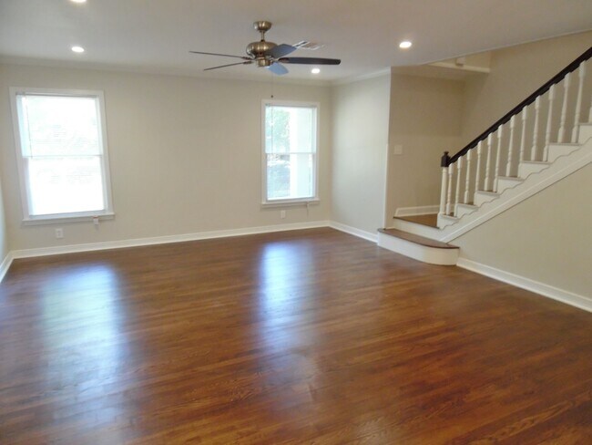 Building Photo - Total Remodel Townhome-Like Unit in Berkel...