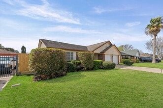 Building Photo - 12123 Plumpoint Dr