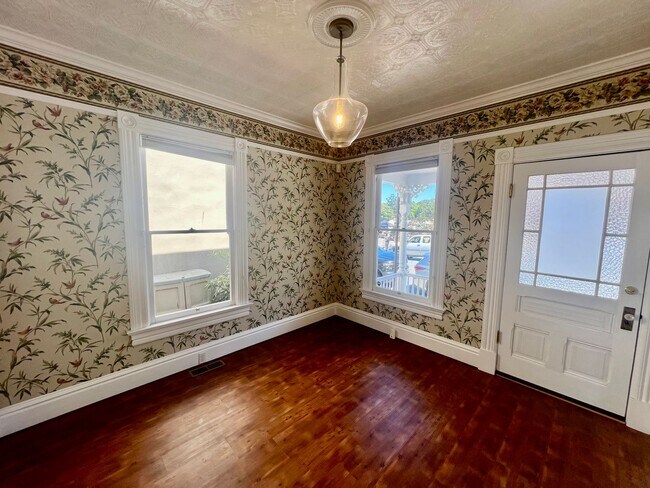 Foto del edificio - Available Now! Charming Restored Cottage o...