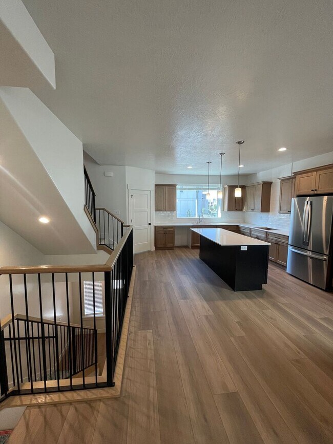 Foto del edificio - Freshly Updated Townhome with Walk-In Clos...