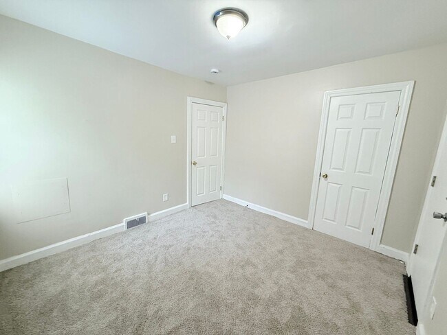 Building Photo - Renovated 3-Bedroom Home – We Welcome Sect...