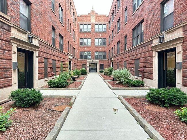 Building Photo - 2204 W Eastwood Ave