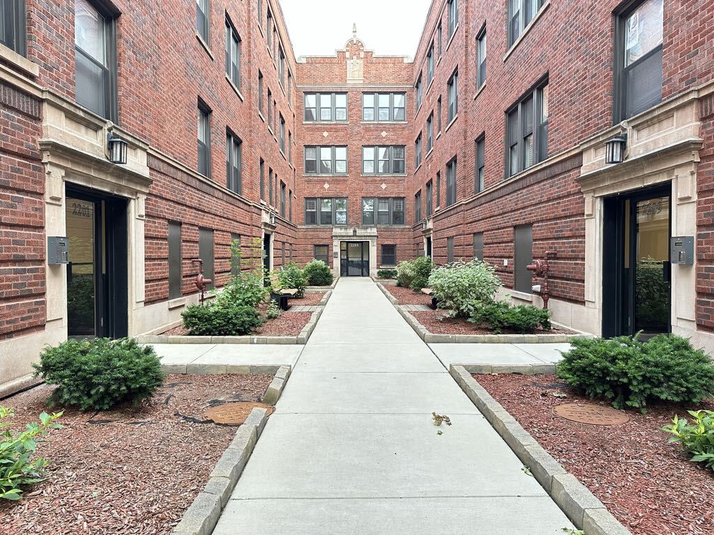 Foto principal - 2198 W Eastwood Ave