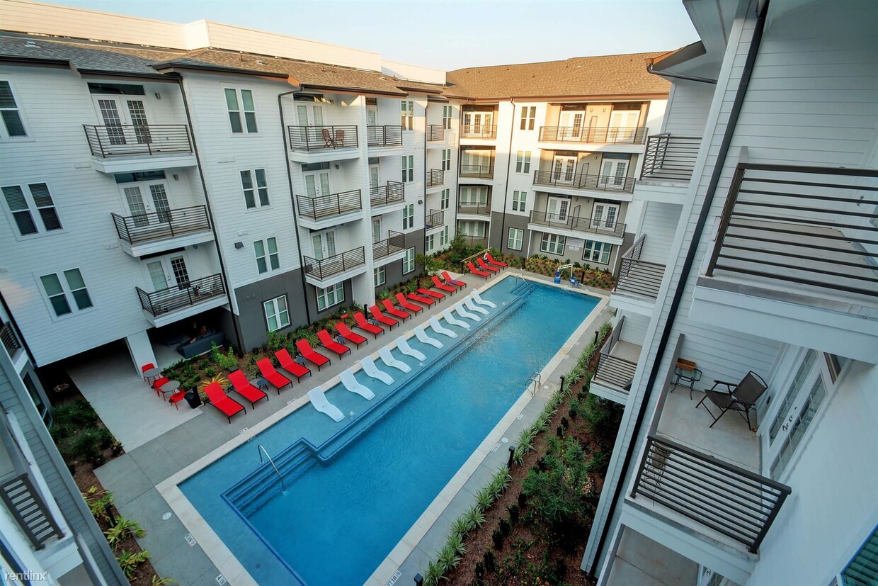 Building Photo - 2300 Pinevalley Dr