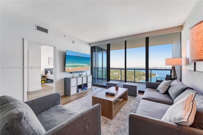 Foto del edificio - 601 NE 36th St