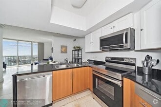 Building Photo - 1750 N Bayshore Dr