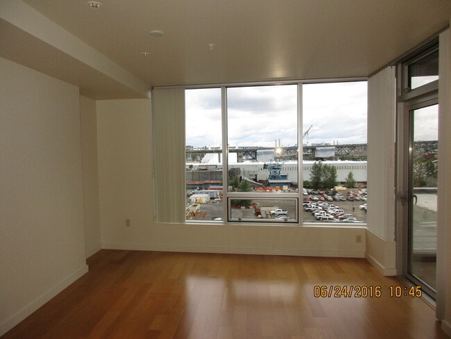 Foto del edificio - Meriwether West/South Waterfront - 1 bedroom condo w/parking/balcony/city & river views