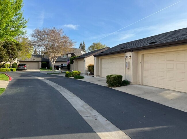 Foto del edificio - Single story condo located in Cedarbrook's Gated Community!