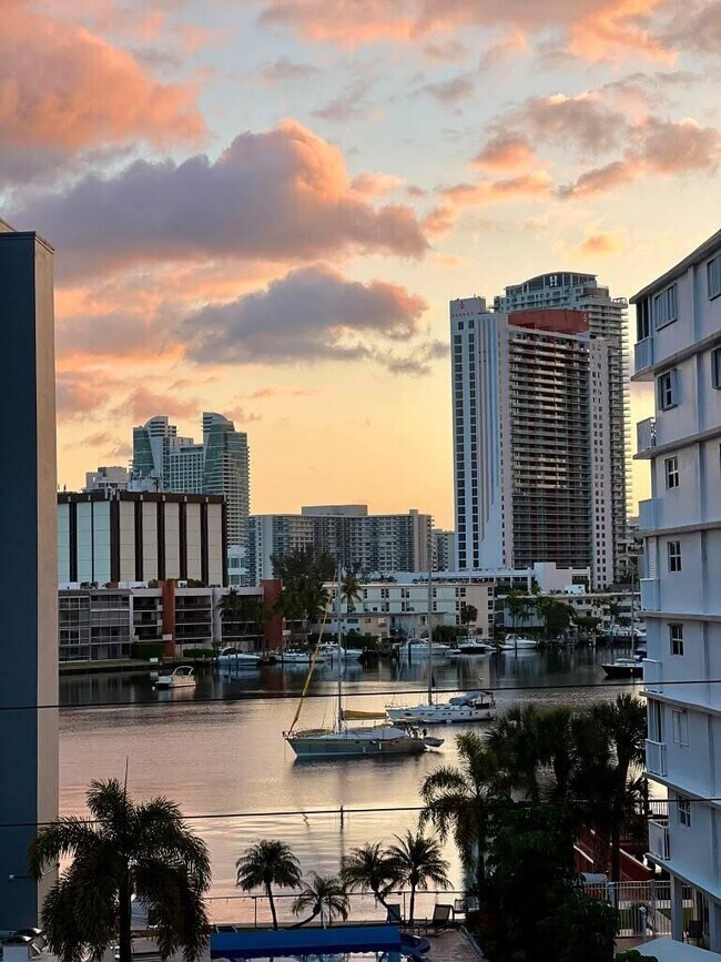 Foto del edificio - 427 Golden Isles Dr