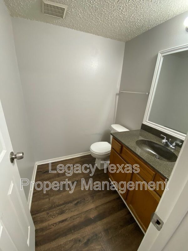 Building Photo - 1604 Sun Valley Dr