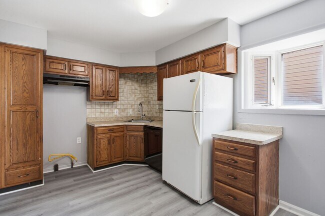 Foto del edificio - SPECTACULAR 3 BED/1 BATH IN LOVELY LINCOLN PARK! APPLY NOW!