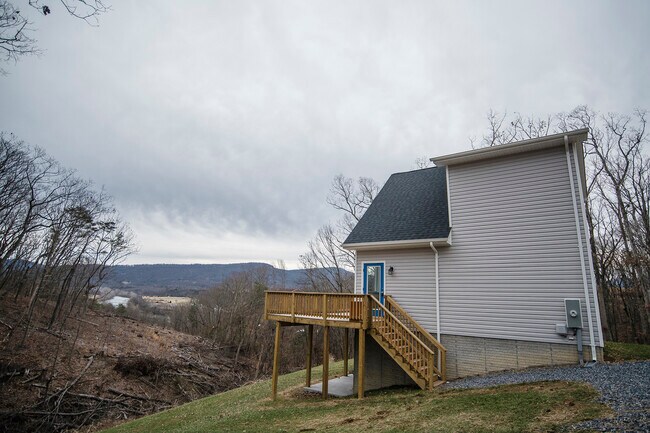 Building Photo - 283 Sunset Village Rd
