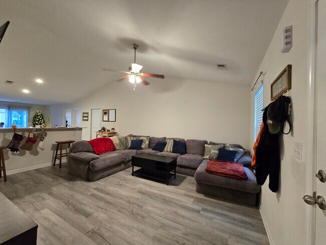 Foto del edificio - 437 Conifer St