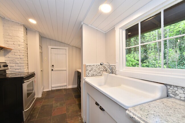 Kitchen 1 - 5 Laurel Ivy Ln