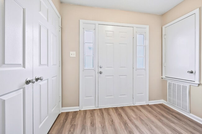 Building Photo - North Ingleside Townhomes
