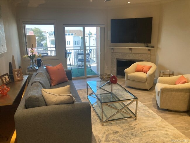 Building Photo - 780 W Broadway