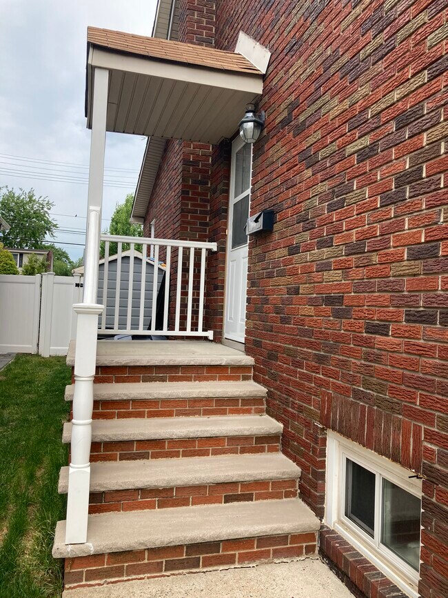 Building Photo - 148 Willet St