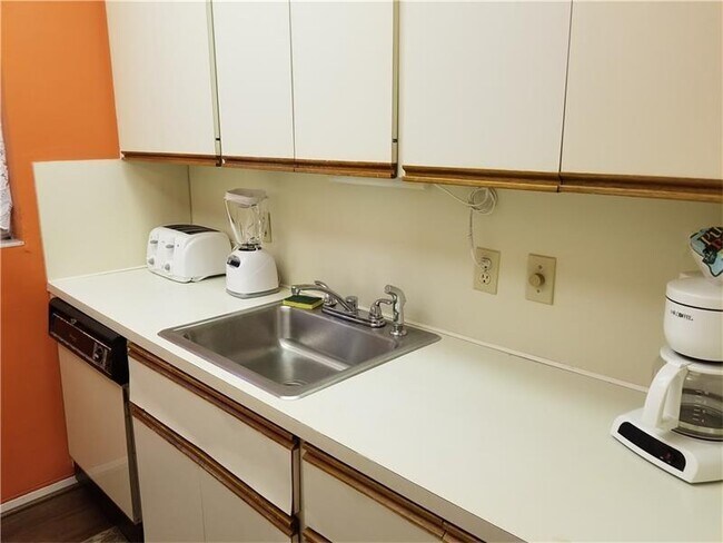 Building Photo - 1960 NE 1st St