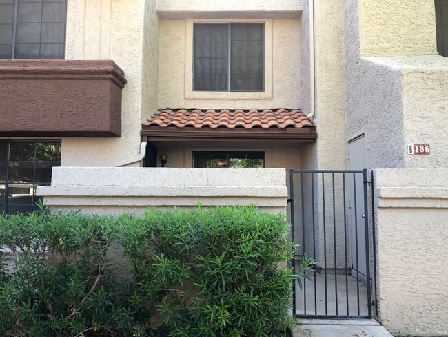 Building Photo - 839 S Westwood