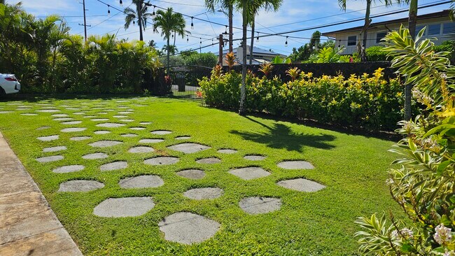 Front Yard looking Makai - 140 Ainoni St