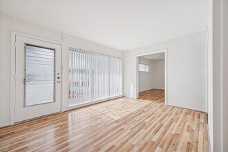 Building Photo - 3703 Roseland St