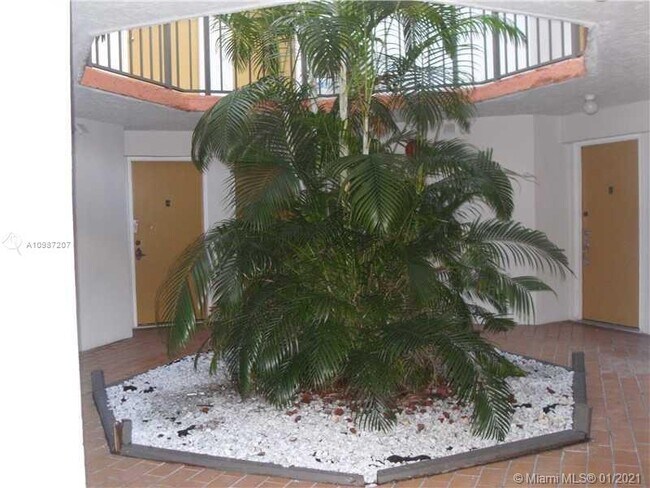 Building Photo - 9421 Fontainebleau Blvd