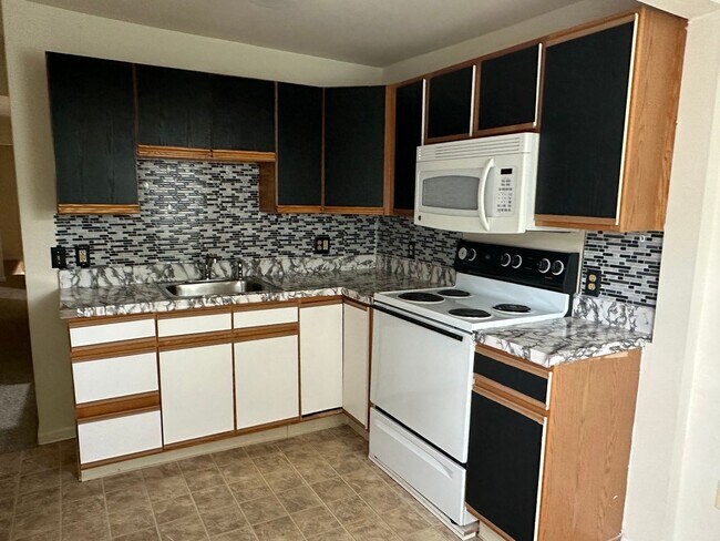 Building Photo - Little Italy 2 bedroom apartment
