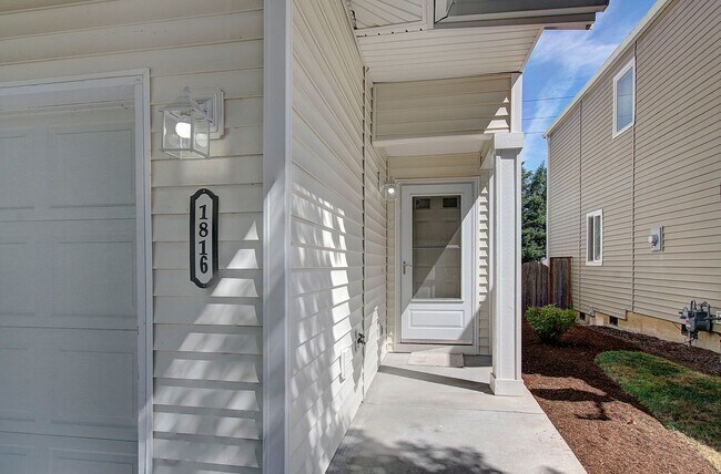 Building Photo - Beautiful Townhome- 3 Bedrooms