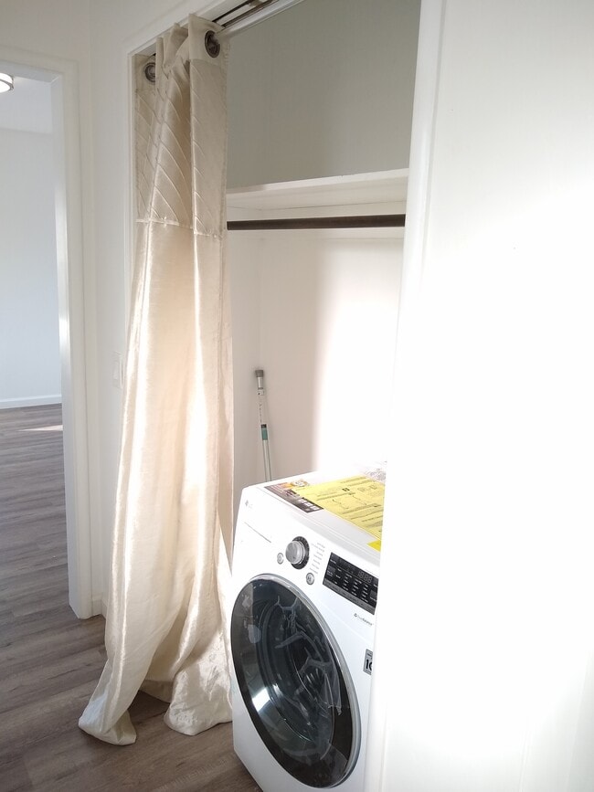 Building Photo - 2096 Yale St