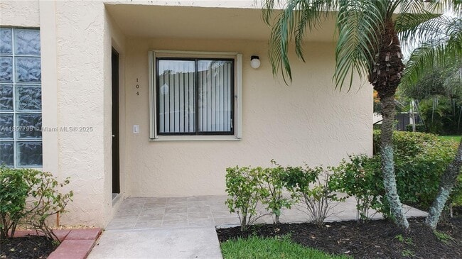 Foto del edificio - 16481 Blatt Blvd