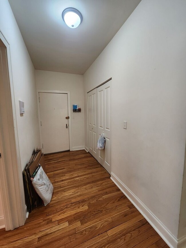 Foto del edificio - Large 2-bed/2-bath Apartment With Updated Kitchen and Large Living Room